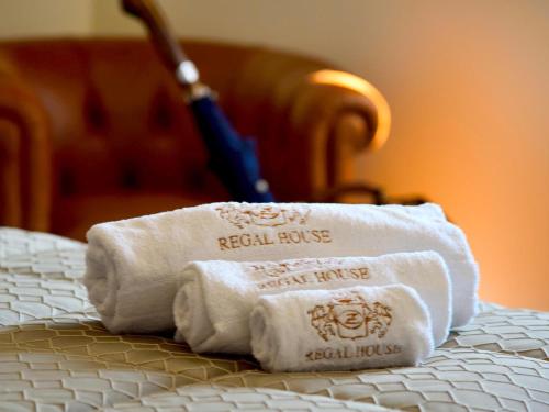 罗马Regal House Roma的床上的两条毛巾