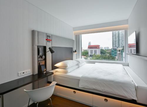 吉隆坡citizenM Kuala Lumpur Bukit Bintang的一间卧室设有一张大床和一个窗户。
