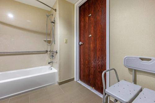 Comfort Suites Visalia - Convention Center的一间浴室