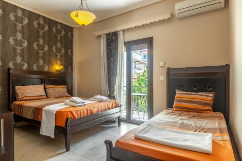 卡兰巴卡托蒂精品客房酒店的一间带两张床的卧室和一个阳台