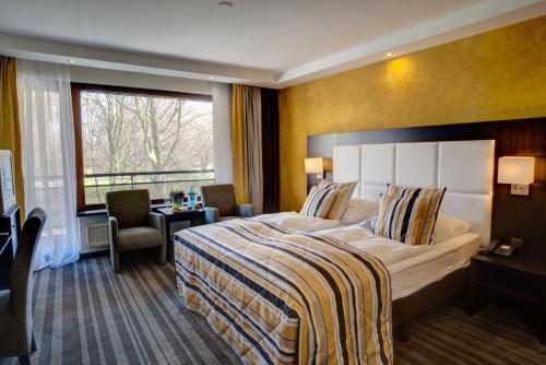 莫尔斯默尔斯凡德瓦克酒店的一间设有大床和窗户的酒店客房