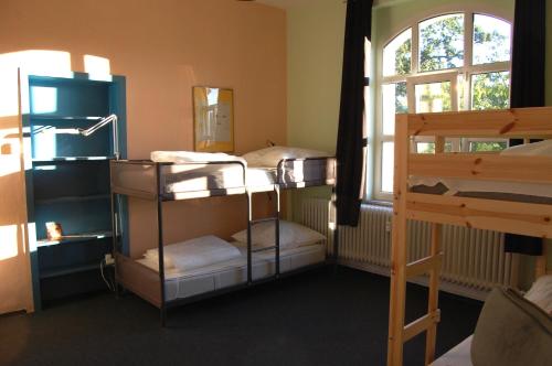 比尔弗登Oberzent-Hostelstyle nur für aktive Touristen的客房设有三张双层床和一扇窗户。