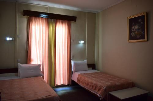 赫里尼斯酒店客房内的一张或多张床位