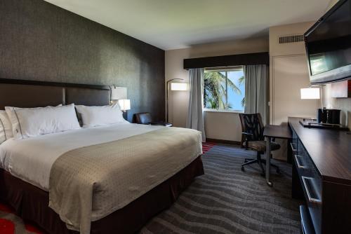 Holiday Inn Express & Suites Naples Downtown - 5th Avenue, an IHG Hotel客房内的一张或多张床位