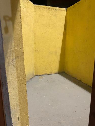 阿拉亚尔-杜卡布Hospedagem Mariano的黄色墙的角落