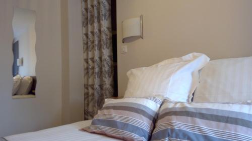 UrepelHôtel/Restaurant C'Vall的一间卧室配有带2个枕头的床