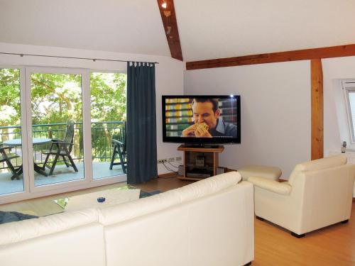 洛丁Apartment Haus Berlin-5 by Interhome的带沙发和平面电视的客厅