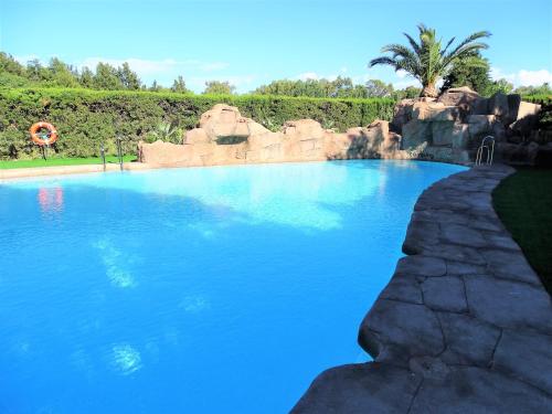 塔里法帕洛玛露营酒店的度假村内一个蓝色的大泳池