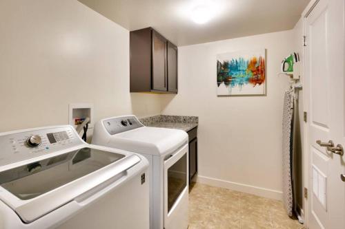 摩押5I Cozy Family Friendly Moab Condo的白色的厨房设有水槽和台面
