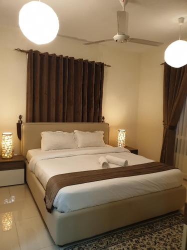 Muscat Royal Suites客房内的一张或多张床位