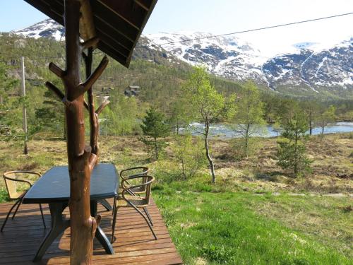 ViksdalenHoliday Home Myravatnet - FJS051 by Interhome的甲板上配有桌椅,甲板上设有雪覆盖的山脉