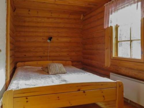 TiainenHoliday Home Kulpakko 1 by Interhome的小木屋内的一张床位,设有窗户