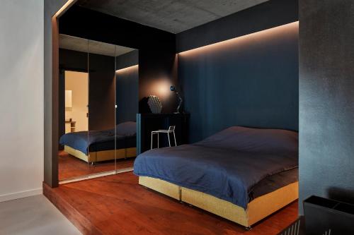 阿姆斯特丹New beautiful design studio in Amsterdam West的一间卧室设有两张床和大镜子