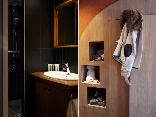 阿沃里亚兹Hôtel des Dromonts by SOWELL COLLECTION的一间带水槽和镜子的浴室