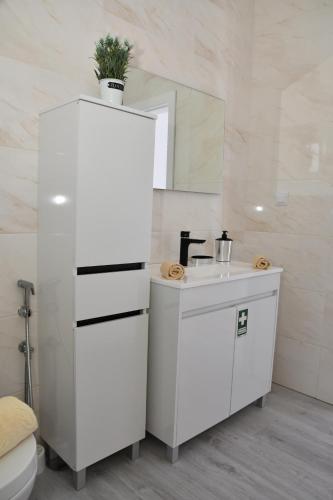 卡马拉-德洛布什GuestReady - Sonho dos Avós的白色的浴室设有水槽和镜子