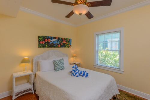 基韦斯特Key West Villas的一间卧室配有一张床和吊扇
