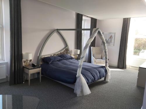 柯科迪迪恩公园酒店的一间卧室配有一张带秋千的床