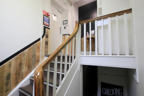 牛津背包客中央旅馆的白色墙壁和木栏杆的房子里的楼梯