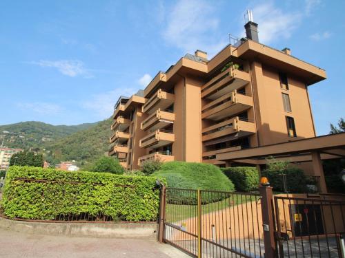拉韦诺-蒙贝洛Apartment La Perla di Laveno by Interhome的前面有栅栏的建筑