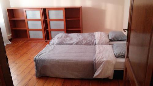 什切青Pokoje na Pogodnie的一间卧室设有两张床,铺有木地板