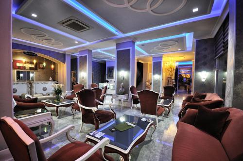 萨姆松格兰德艾塔坤酒店的大堂配有沙发、椅子和桌子
