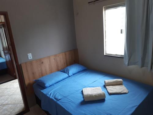 贝伦Casa da Família Carvalho - 986的一间卧室配有蓝色的床和2条毛巾