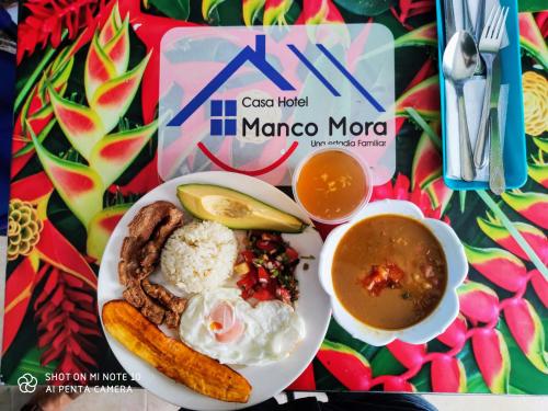 麦德林Casa Hotel Manco Mora的一大盘食物,有一只热狗和一碗汤