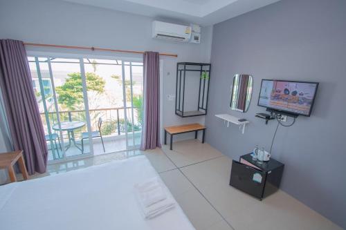 班克鲁特班克鲁特纳尼查度假酒店的客房设有一张床,享有阳台的景致。