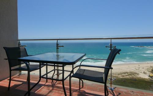 黄金海岸棕榈海滩公主酒店的海滩阳台的桌椅