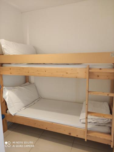 尼斯拉斯帕米尔斯公寓的宿舍间的双层床位 - 带白色枕头
