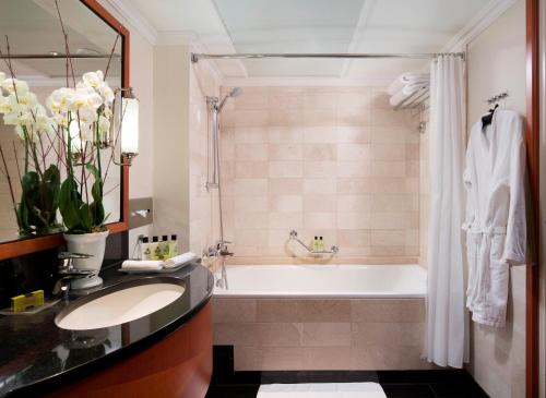 布达佩斯布达佩斯洲际酒店的带浴缸和盥洗盆的浴室