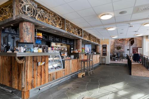 塔恩达勒Ski Lodge Tänndalen的餐厅内拥有木墙的酒吧