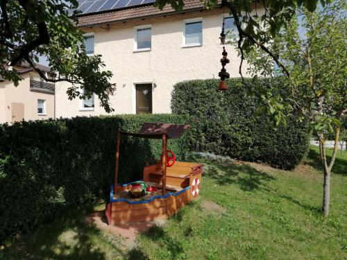 AhortalFerienhaus Wagnerhof的房子前面草上的玩具火车
