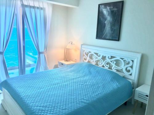 克拉西奇Lux Apartments Krasici的一间卧室设有蓝色的床和窗户。