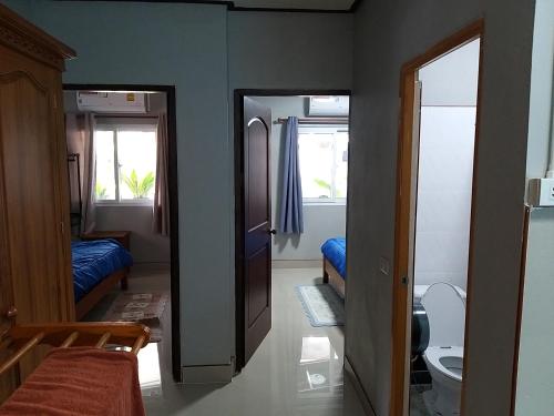 班派克龙菲บ้านทะเลอิ่มเอม Bann Talay Im eimm的小型客房设有卫生间和浴室。