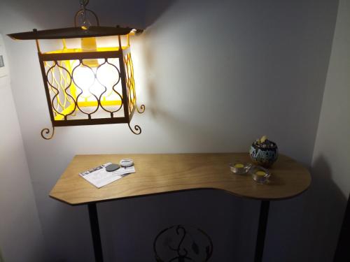 巴塞罗纳-波佐戈托Idria B&B的一张桌子,上面有灯,墙上有灯