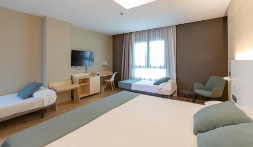 阿尔博拉亚奥林匹亚瓦伦西亚酒店的酒店客房设有两张床和电视。