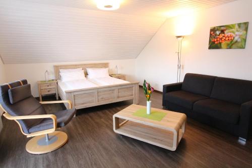 巴特克罗青根孟旅馆的配有床、沙发和椅子的房间