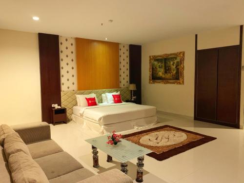 北干巴鲁Ameera Hotel的客厅配有床和沙发
