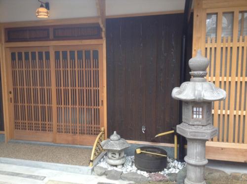 京都町屋京都圣护院酒店的一座建筑前方有喷泉的宝塔