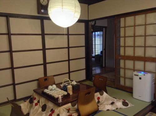 京都町屋京都圣护院酒店的配有桌椅和台灯的房间