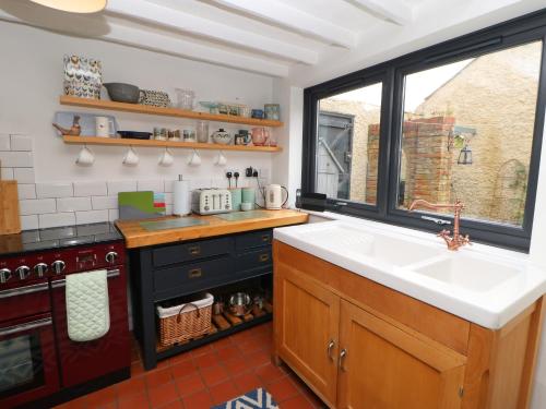 达灵顿Clementine Cottage的厨房设有水槽和窗户。