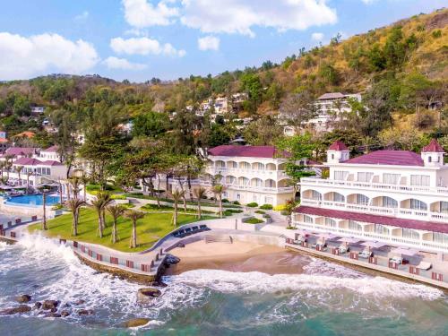 头顿Mercure Vung Tau Resort的水体旁的度假胜地的空中景观