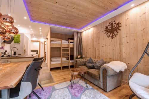 圣安东阿尔贝格Quality Hosts Arlberg - ALPtyrol Appartements的客厅配有沙发和桌子