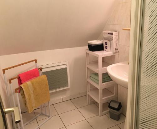 维朗德里L Ecrin, duplex classé 2 étoiles, au cœur de Villandry的一间带水槽和毛巾架的浴室