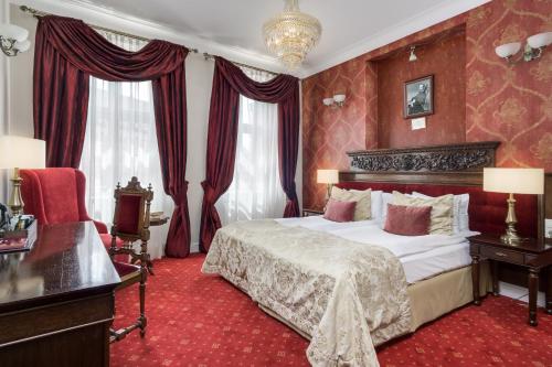 波兹南学院酒店的配有一张床和一把椅子的酒店客房