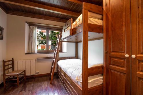 巴奎伊拉-贝莱特MONTOLIU de Alma de Nieve的一间卧室配有两张双层床和椅子