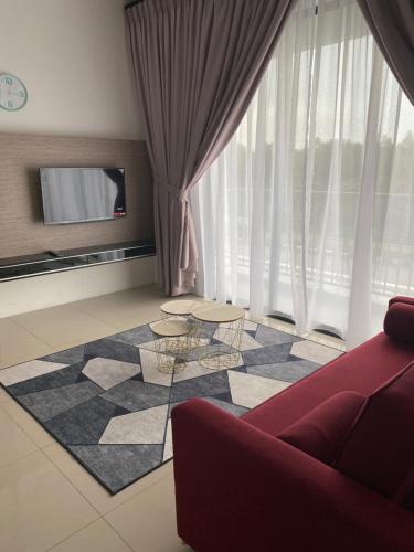 怡保Sumayyah Homestay @ Casa Kayangan的客厅设有红色的沙发和大窗户