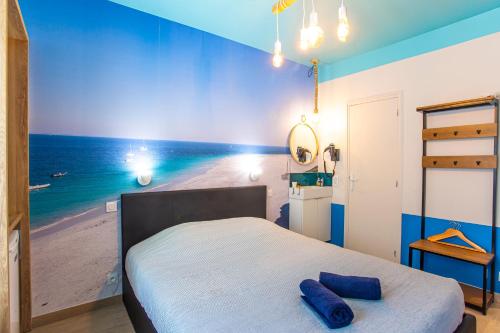 洛里昂SMILE APPARTS - Appartements - Au coeur de Lorient - Au calme - Tout Confort的一间卧室配有一张床,享有海滩美景