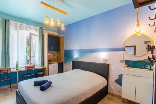 洛里昂SMILE APPARTS - Appartements - Au coeur de Lorient - Au calme - Tout Confort的一间卧室配有床、水槽和镜子